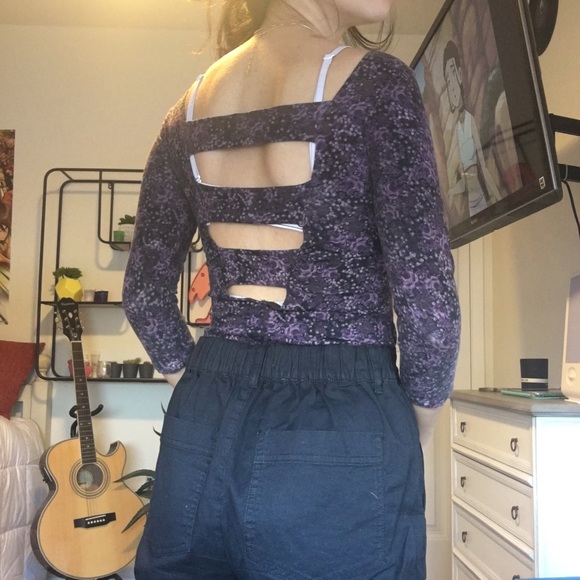 fitted cutout top 💜 - Picture 2 of 3